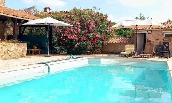 Propriété d'Exception à Vendre - 6 600 m² avec Piscine et 3 Bâti