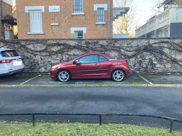 Grande place parking 14 m² - RER A / Montalembert - résidence sécurisée