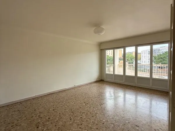 Appartement F3 de 75m² en RDC surélevé