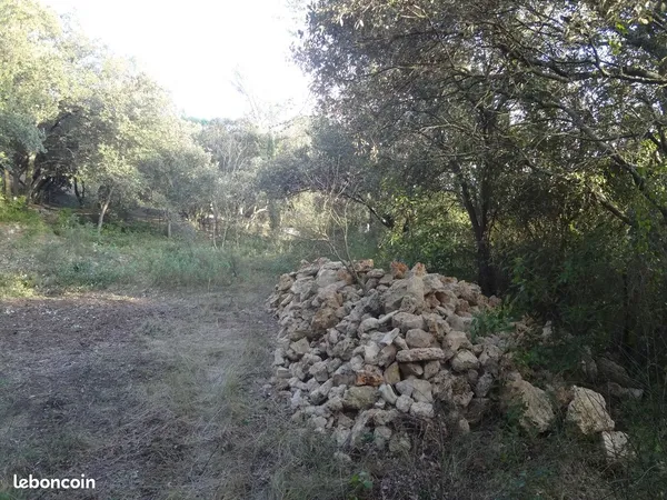 Beau terrain constructible de 743 m2
