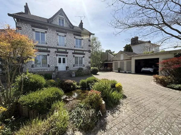 Maison de maître en meulière - 264 m² - Parc arboré de 1 440 m² à 40 min de Paris
