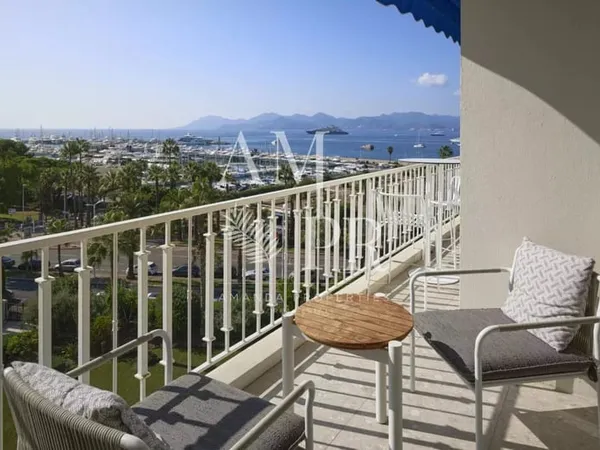 Cannes Croisette - Appartement 100 m² - Vue Mer Imprenable et Emplacement Privilégié