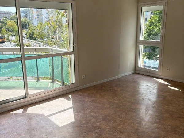 Appartement F4 avec balcon-terrasse - 81 m²