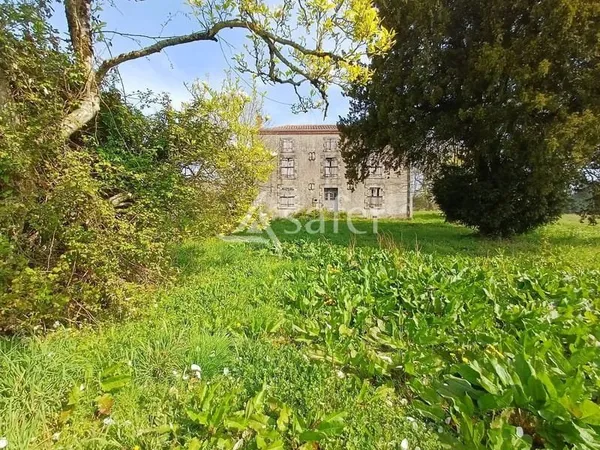 Ensemble bâti à rénover avec environ 1,29 ha
