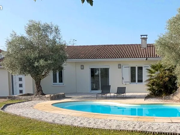 Maison 4 chambres avec climatisation, piscine au sel chauffée, cave, puits, garage indépendant et ab