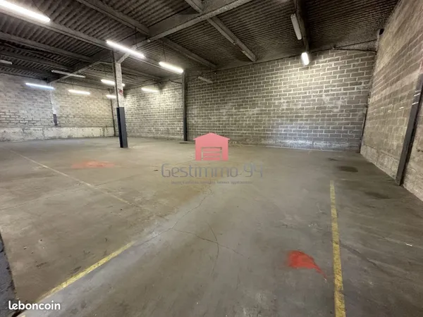 Local 783 m² Neuilly-sur-Marne