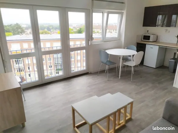 STUDIO MEUBLE 28m² entièrement rénové secteur hôpital/ UTT/IUT/IFSI pour étudiant