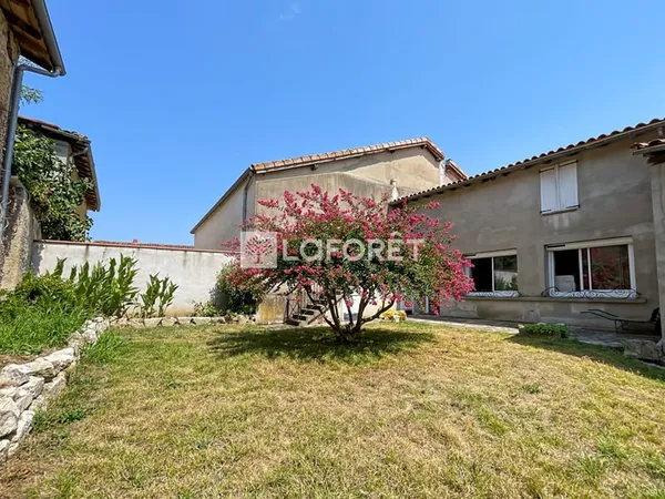 Maison de village avec jardin intimiste et beau potentiel - Labourgade - 129m2