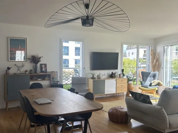 Location appartement lumineux terrasse plein ciel