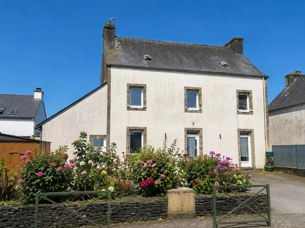 29520 Laz maison de bourg 4 chambres beaux volumes confortable et habitable de suite