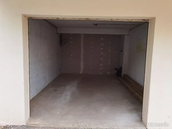 Dispo à partir du 01 octobre 2026 Grand garage 20m² Quartier les Sablettes à la Seyne sur Mer