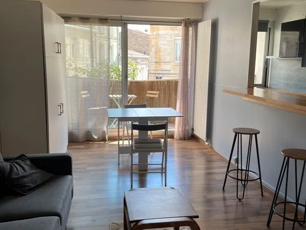 Grand studio lumineux avec balcon - Nansouty