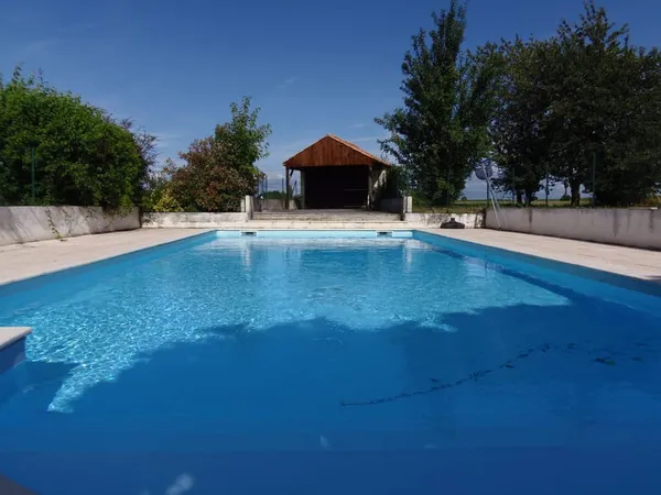 Maison de 139m2, 3 chambres et piscine à Mortagne-sur-Gironde sur 1090m2 terrain