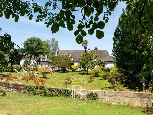 JOLI CLOS BÉARNAIS AVEC DÉPENDANCES ET 3,6 HECTARES DE TERRAIN