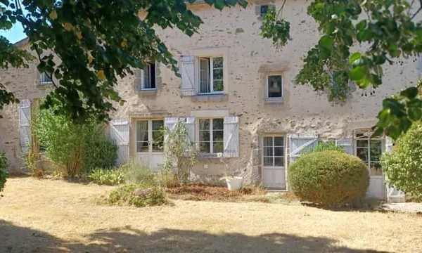 Grande maison de famille, dépendances et jardin