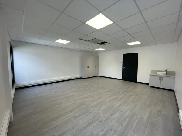Bureaux / Locaux professionnels climatisés à louer dans zone d'activité Saint-Jean-le-Vieux