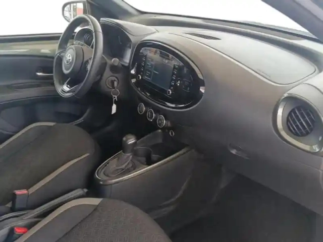 Toyota Aygo x 1.0 vvt-i 72ch design s-cvt — photo 9
