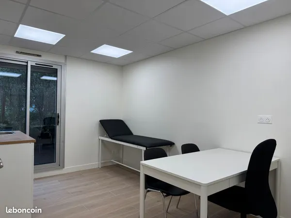 Loue bureau médical dans cabinet de groupe au rdc, tout neuf, situé en face de l'hôpital privé d'Ant