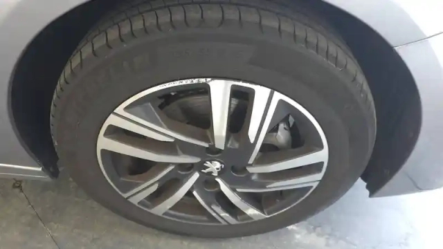 Peugeot 208 puretech 100 s&amp;s bvm6 — photo 12