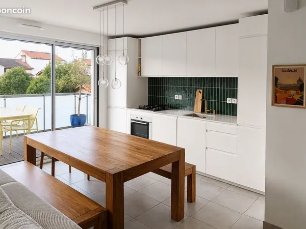 T3 DUPLEX MEUBLÉ 67 m² - SEPT DENIERS - BALCON 8 m² - PARKING