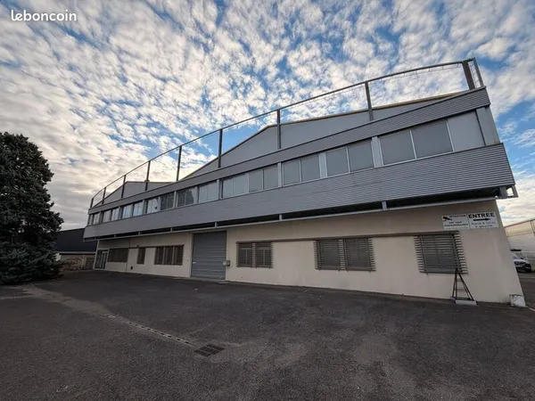 Local bureaux 4 666 m²