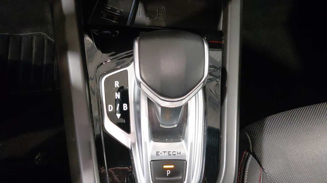 Renault Arkana E-Tech 145 - 21B — photo 18