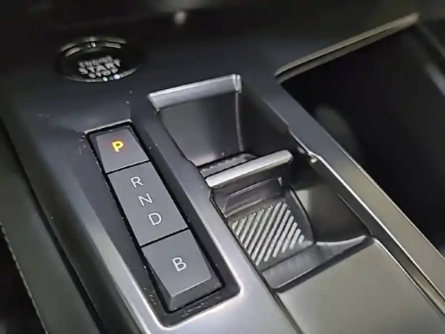 Peugeot 308 phev 180 e-eat8 — photo 14
