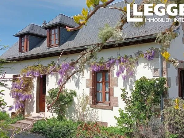 Adorable maison de caractère habitable de plain pied avec grand jardin arboré. Bon rapport qualité/p