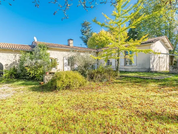 Propriété de caractère à réinventer dans un écrin de verdure à Camblanes-et-Meynac
