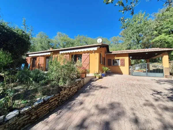 Maison de plain-pied 145 m² avec grande véranda avec terrain clôturé et arboré