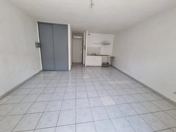 Marignane centre ville studio à louer de 29.48 m2 dans un immeuble de trois logements