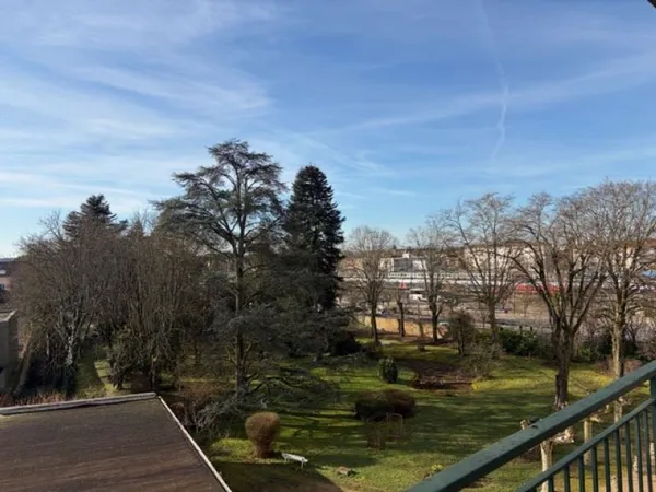 Superbe T4 traversant avec balcons, cave et stationnement Exposition plein Sud face à un parc arboré