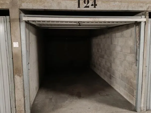 Garage fermé 12 m² + caves disponibles - Résidence sécurisée - Saint-Étienne