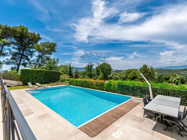 MOUGINS - VILLA AVEC VUE DANS DOMAINE SECURISE
