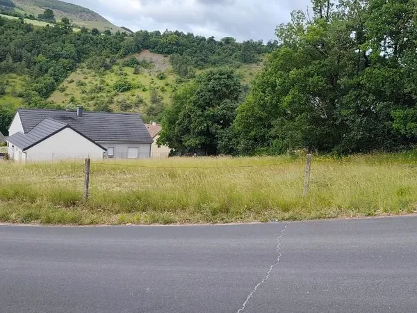 Terrain constructible viabilisé secteur Montrodat