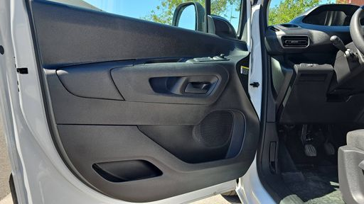 Peugeot Partner 1.2 PureTech 110 - Pack Asphalt – 2023 – 16224 km – Essence – Boîte Manuelle — photo 17