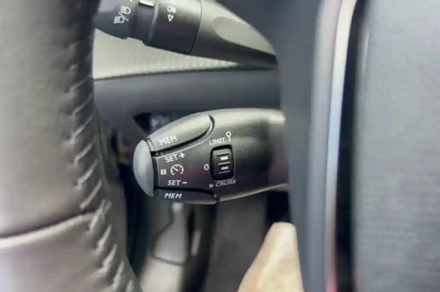 Peugeot 2008 hybrid 110 e-dcs6 — photo 36