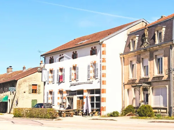 Fonds de commerce d'un restaurant réputé, bar, idéalement situé en face de monuments historiques cla