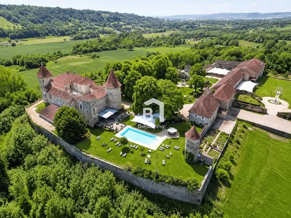 Château Hôtel 4€ d'Exception -- Un Joyau Hôtelier et Événemen