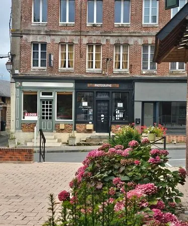 SANS REPRISE, LOCAL 40 m², , emplacement de premier ordre, avec deux vitrines donnant directement su