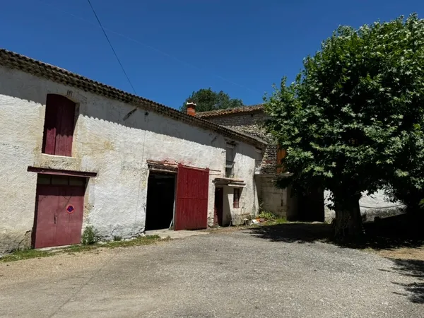 Mas mitoyen de 521 m² avec trois habitations sur 5 120 m² de terrain, garages et dépendances