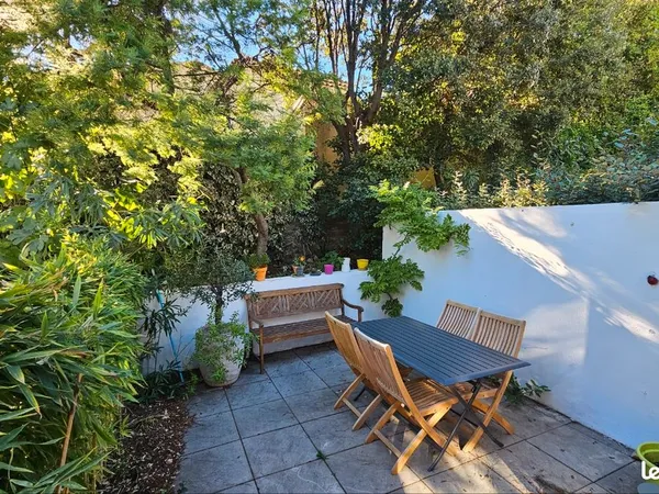 CASSIS - Villa mitoyenne atypique de 92 m² - Terrasses - Garage - Parking - 595 000