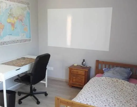 Chambre 12 m² avec salle de bains privative
