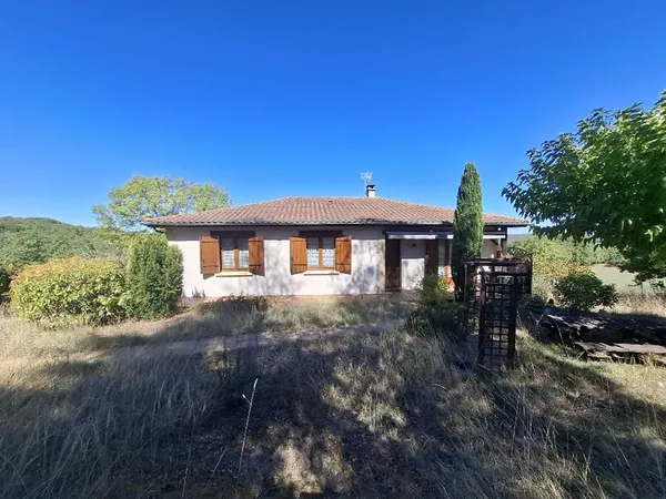 Agréable maison entretenue sur environ 3000 m2 de terrain