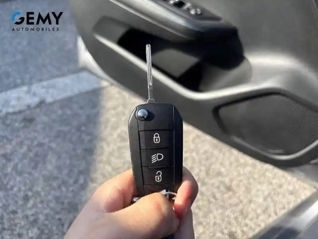 Peugeot 208 puretech 100 s&amp;s bvm6 — photo 21