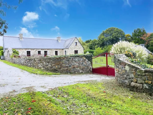 Ensemble immobilier de caractère comprenant une longère, un gîte et une maison à rénover, à 30 minut