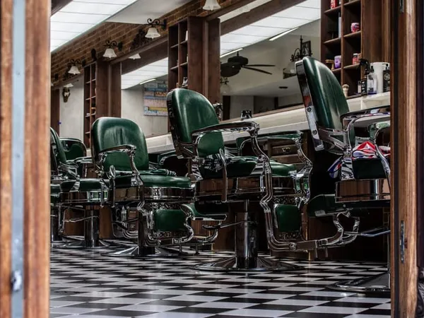 Fonds de commerce d'un salon de coiffure en vente, proche tram et commodités, grand parking