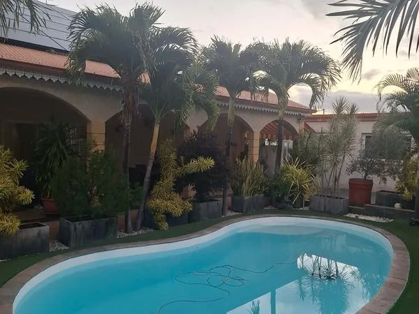Villa de caractère avec piscine et art de recevoir — La Rivière Saint-Louis