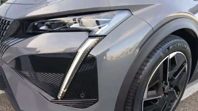 Peugeot 408 hybrid 145 e-dcs6 — photo 32