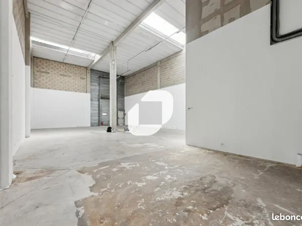 Local d'activité 739 m²
